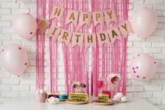 1_table-arrangement-birthday-event-with-cake-happy-birthday-banner